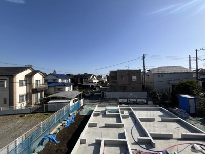 晴れた日には空が広がる現地からの眺望です。周辺の住宅街に囲まれ落ち着いた雰囲気が感じられます。全体的に見通しの良い眺望となっています。