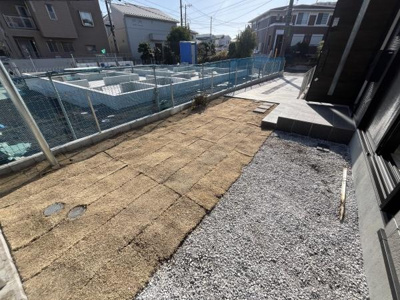 シンプルですっきりとした庭が広がっています。手入れがしやすくプランニング次第で多彩な活用が可能です。外構と馴染みやすいデザインが印象的です。視界が確保されており周囲の環境とも調和しています。