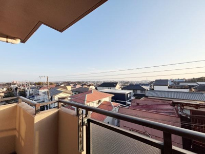 開放感のある眺望が楽しめるバルコニーです。周囲に高い建物が少なく遠くまで見渡せます。日当たりの良さも魅力の一つです。屋根付きで急な天候の変化にも安心です。ゆったりとしたスペースが確保されています。