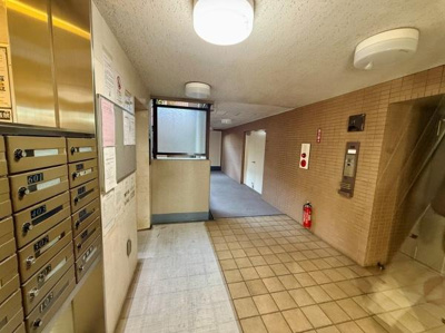 共用部が整然とした印象のエントランスです。集合ポストや掲示板が設置されており便利です。清掃も行き届いており明るい照明が配されています。管理人室も近くにあり安心です。