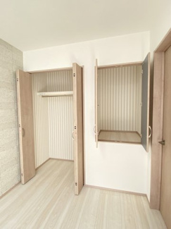 収納は奥行きもたっぷり！衣類や日用品のストックにもご活用いただけます。
