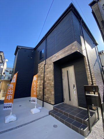 穏やかな住宅街に位置する、落ち着いた色合いが魅力的な外観の物件です。2台分の駐車スペースがございます。
