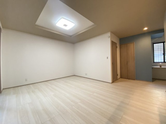 玄関ホールから扉を開けるすぐリビングが広がります。日々家族の様子を見ながら生活できるのは嬉しいポイントです。