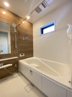 清潔感と温もりに包まれる、癒しのバスタイム。広さと使いやすさを兼ね備えたリラックスできるバスルームです。