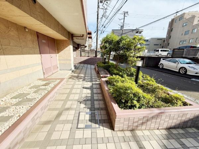 マンション敷地内の駐車場スペースが確保されており車の出し入れもしやすい設計です。フェンスで囲まれているのでプライバシーにも配慮されています。舗装された道が建物へと続き移動もスムーズです。