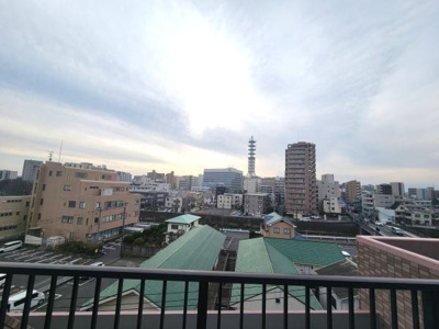 バルコニーから広がる開放感のある景色が魅力です。高層階につき周囲の建物を見渡せる眺望を楽しめます。遠くまで広がる空が印象的で時間帯によって異なる表情を感じられます。建物や街並みの様子も一望できます。
