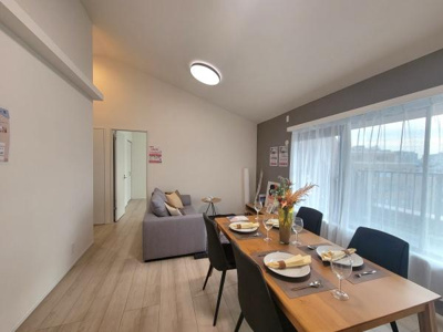 エントランスは植栽が整えられておりきれいなタイル張りのアプローチが目を引きます。建物名のサインが屋根付きの玄関正面に設置され雨の日も安心です。ガラス扉が明るい印象を与え訪れる方を迎えます。