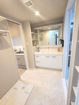 建物の外観はシンプルで落ち着いた印象です。エントランス部分は柵と門でしっかり仕切られています。通路部分も広めでゆとりがあります。フェンスや門扉が建物の雰囲気に馴染んでいます。清掃された様子が窺えます。