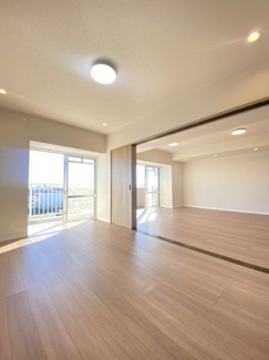 大きな窓から光がたっぷり入るリビングは、開放感があり家族が自然と集まる空間です。