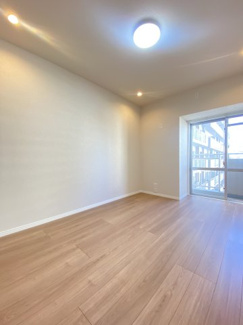 ベランダに繋がる約7帖の洋室です。白を基調とした内装で、清潔感があります。