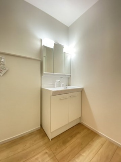 朝の身支度や家事がスムーズに行える広々とした洗面室です。タオルや日用品もすっきり整理可能な収納も充実しており、清潔感あふれる空間です。