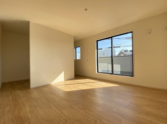 約9.0帖の洋室の奥には約4.0帖のフリースペースがございます。
収納スペースにしたり雑貨を飾ったりと、用途はご自由に♪