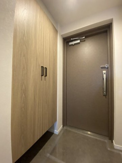 落ち着きあるモダンな玄関は、思わず帰りたくなる温かなデザインです。
天井いっぱいのシューズクローゼットもついております。