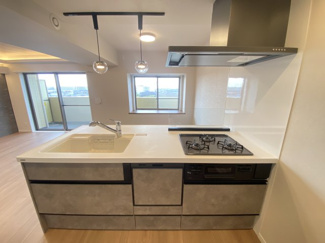 フルフラットキッチンを採用。大きな調理スペースはもちろんのこと、大容量のサイドフードが調理の匂いもリビングへより広がりずらくなります。毎日のお料理が楽になる食洗機付きです。