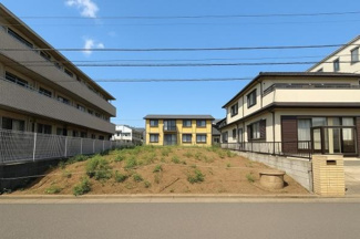 閑静な住宅街に位置する外観です。両隣には住居が並び落ち着いた雰囲気が漂います。道路に面しておりアクセスも便利です。空と街並みが広がる開放的な印象の外観です。