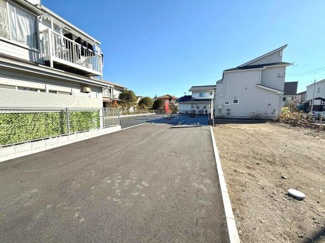 開放感のある現地土地写真です。周囲には建物が整然と並び日当たりも確認できます。