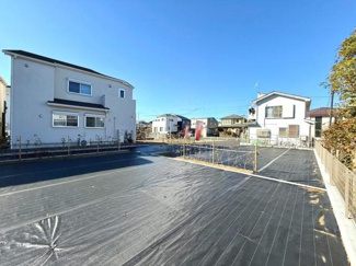 陽当たりの良い現地土地写真です。周囲は閑静な住宅街で開放的な雰囲気が特徴です。道路と敷地もフラットで使いやすい形状となっています。周辺の住宅も整然と並び見通しの良いロケーションです。