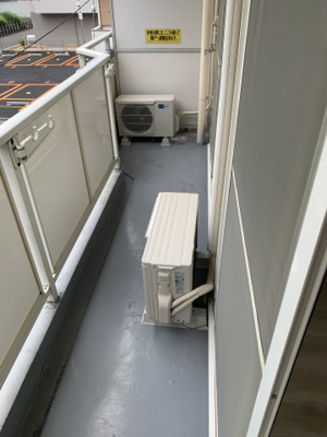 暖かな日差しのふりそそぐバルコニー