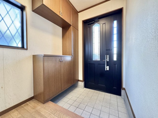 玄関収納が充実しており、靴や小物もすっきり整理可能。
来客時も整った印象を与える、機能的な玄関スペースです。