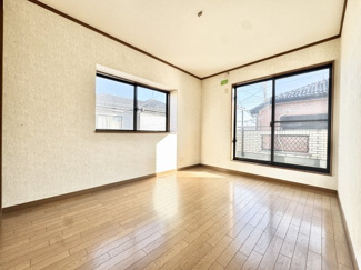 2面採光で明るい洋室。シンプルな間取りで、寝室や書斎など幅広く活用できます。