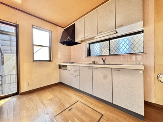 窓付きで明るく、換気もしやすい独立型キッチン。
調理に集中しやすいレイアウトで、毎日の家事がはかどります。収納も豊富で、すっきりとした空間を保てます。