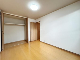 明るい照明が設置されており室内全体がしっかりと照らされています。クローゼットも備わっているため収納スペースに困りません。シンプルな内装でさまざまなレイアウトに対応しやすい洋室です。