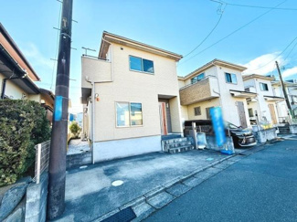 明るい外観が印象的な戸建てです。前面道路に面しているため開放感があります。周囲も同様の住宅が整然と並び落ち着いた雰囲気が感じられます。駐車スペースも確保されており利便性が高いです。