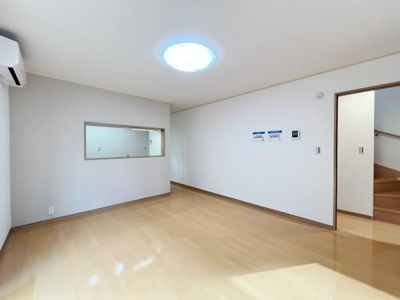 すっきりとした内装でさまざまなインテリアが楽しめるリビングです。窓からの光が差し込み室内がより明るく感じられます。壁面もシンプルでレイアウトの自由度が高い空間です。