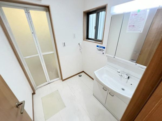 清潔感のある洗面台と広い洗面所が特徴です。窓もあり換気がしやすいです。収納スペースも備わっており使いやすい造りとなっています。鏡付きの洗面台でお手入れがしやすい環境です。