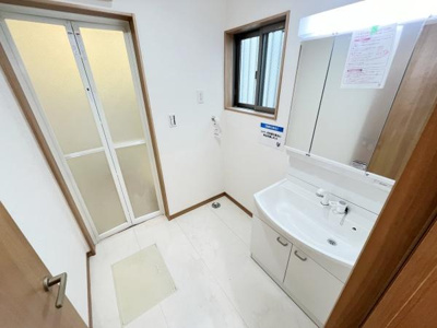 清潔感のある洗面台と広い洗面所が特徴です。窓もあり換気がしやすいです。収納スペースも備わっており使いやすい造りとなっています。鏡付きの洗面台でお手入れがしやすい環境です。