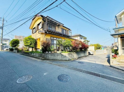 周囲にゆとりある前面道路を確保した現地写真です。明るい雰囲気が特徴の外観が印象的です。道路幅も広く車の出入りもスムーズに行えます。