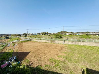 遠くまで広がる景色が楽しめます。開放感のある現地からの眺望です。空が広く自然を身近に感じることができます。周囲に高い建物が少なく明るい印象です。