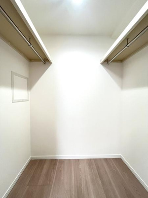 シンプルで清潔感のある収納スペースです。無駄のないデザインで使いやすさが感じられます。ハンガーパイプも備わっており衣類などの整理に便利です。床面も広く多用途にご利用いただけます。