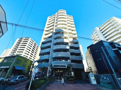 高層階までしっかりとした造りの外観が印象的です。バルコニーが各階に設けられており開放感があります。周囲にはさまざまな建物が立ち並び街並みに調和したデザインです。