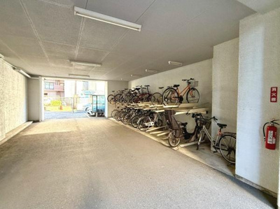 屋根付きの自転車置き場が設けられており雨の日も安心して利用できます。きれいに整備された空間で駐輪スペースも十分に確保されています。入居者の利便性を考えた設備が特徴です。