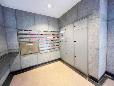 宅配ボックスと郵便受けが完備されています。清潔感のあるエントランスが特徴です。シンプルなデザインで使いやすさにも配慮されています。壁面の素材が重厚感を演出します。