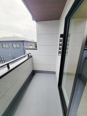 現地写真には広々とした前面道路が写っており車の出し入れもスムーズに行えます。周辺にはきれいな住宅やアパートが立ち並び落ち着いた雰囲気が感じられます。道路沿いは見通しがよく移動も快適です。