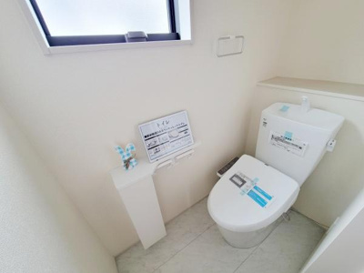 明るい空間に配置されたトイレは清潔感のあるホワイトを基調としています。窓から自然光が差し込み換気も十分に行えます。壁付けのペーパーホルダーやリモコンパネルも整理されており快適にご利用いただけます。