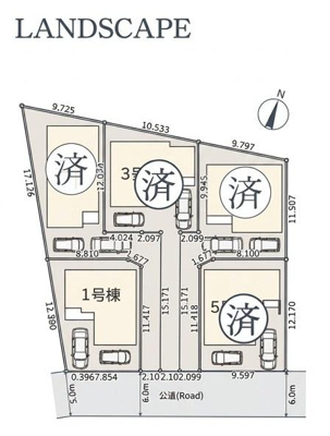 全5区画で構成された分譲地の全体配置図です。それぞれの区画は駐車スペース付きで車の出し入れがしやすい配置となっています。道路への接道部分も広く確保されています。