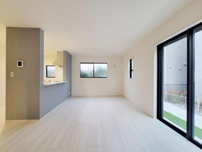 工事中の現地写真です。開放感のある角地でゆったりとした敷地が広がっています。前面道路も広く車の出入りがしやすい環境です。周辺は閑静な住宅エリアとなっています。