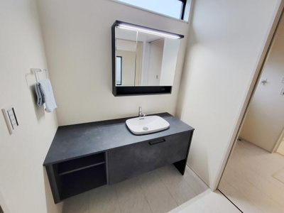 現在建築中の物件で構造部分がしっかりと組まれている様子が確認できます。周囲の空も広がっており明るい雰囲気です。木材の質感が感じられる外観が特徴的です。足場設置済みで安全面にも配慮されています。