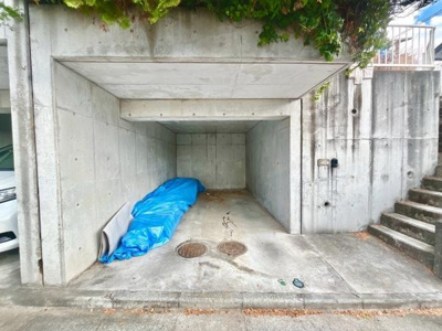 ミニバンが入る大きさの駐車場です♪