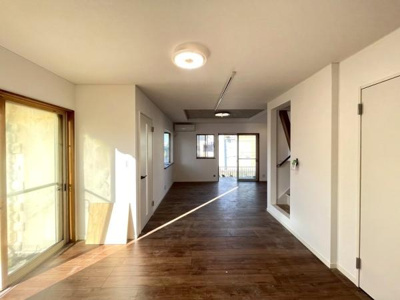 キッチン側から見たリビングは南側からの陽当たりも良く奥の窓をあけるとウッドデッキで外との繋がりもあります♪