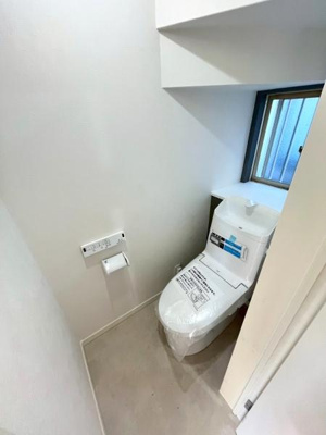 階段下トイレは巣籠感があって落ち着きます♪リビングから2枚扉を挟むため音やにおいも安心です♪