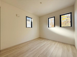 シンプルな内装で落ち着いた印象の洋室です。2面に窓があり外からの光を感じられます。フローリングが明るくすっきりとした空間です。余計な装飾がなく自由にレイアウトを楽しめます。