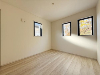 シンプルな内装で落ち着いた印象の洋室です。2面に窓があり外からの光を感じられます。フローリングが明るくすっきりとした空間です。余計な装飾がなく自由にレイアウトを楽しめます。