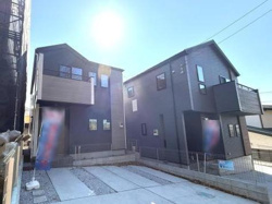 シンプルな外観デザインで落ち着いた色合いが周囲の街並みに調和しています。広々とした駐車スペースも確保されています。道路に面した配置で開放感があります。建物全体が新しさを感じさせる仕上がりです。