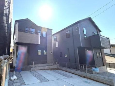 シンプルな外観デザインで落ち着いた色合いが周囲の街並みに調和しています。広々とした駐車スペースも確保されています。道路に面した配置で開放感があります。建物全体が新しさを感じさせる仕上がりです。