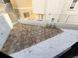 ゆとりある庭スペースが広がっています。手入れがしやすい砂利とコンクリートで仕上げられています。フェンスや塀が設置され安全性もしっかりしています。プライバシーも確保されているのが特徴です。