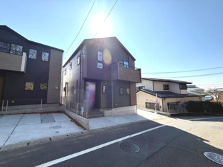 現代的な外観デザインが目を引く建物です。シンプルで落ち着いた色合いが街並みに調和しています。バルコニーや大きな窓が採光に配慮されています。駐車スペースも確保されており利便性の高い住まいです。